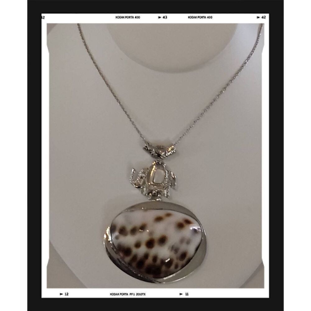 Beautiful Vintage 18KWGP Tiger Cowrie Shell & MOP Elephant Necklace